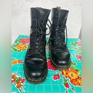 ~ Vintage 2000’s Made in England Doc Martens Sz 10 ~